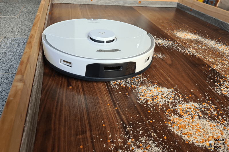 Roborock S7 Pro Ultra всасывает овсяные хлопья во время теста на всасывание на твердом полу